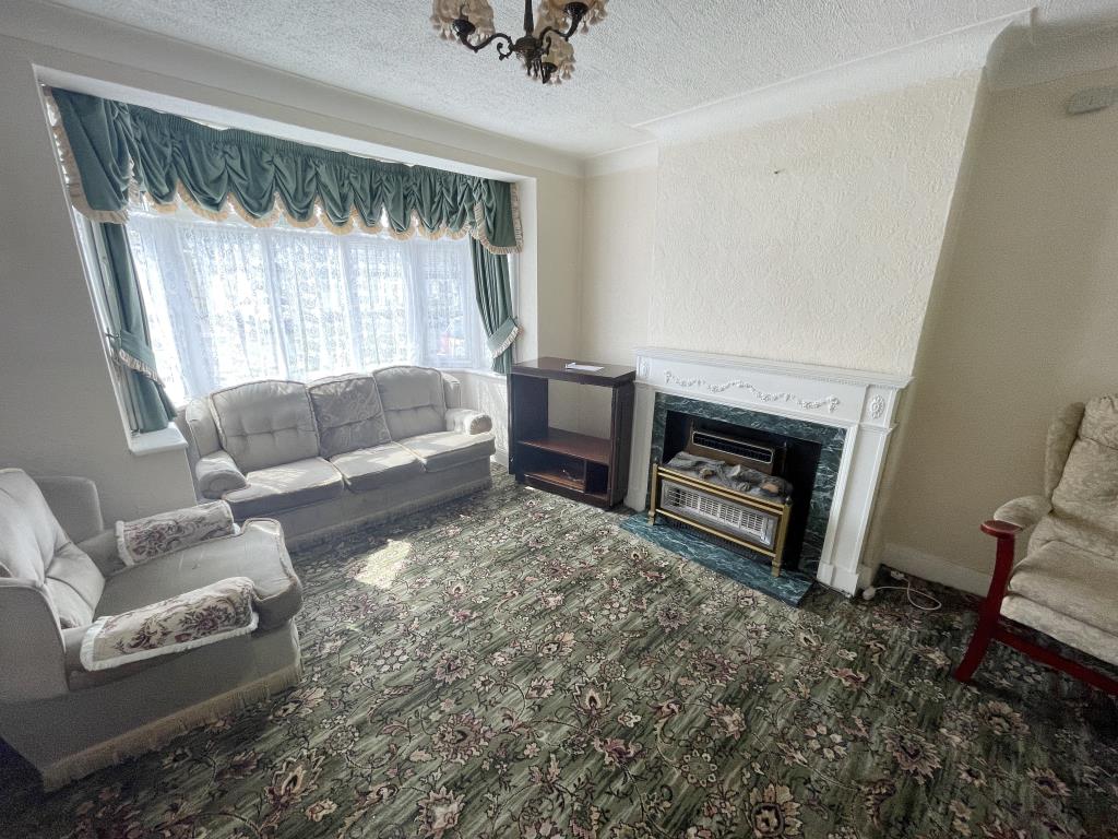 Lot: 140 - SEMI-DETACHED HOUSE FOR IMPROVEMENT - living room